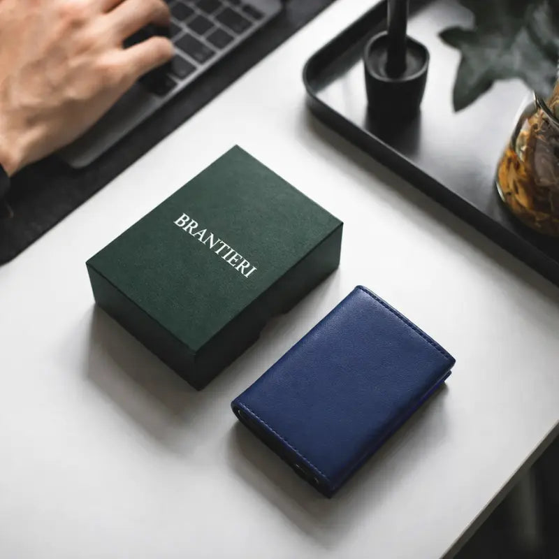 cartera azul de cuero