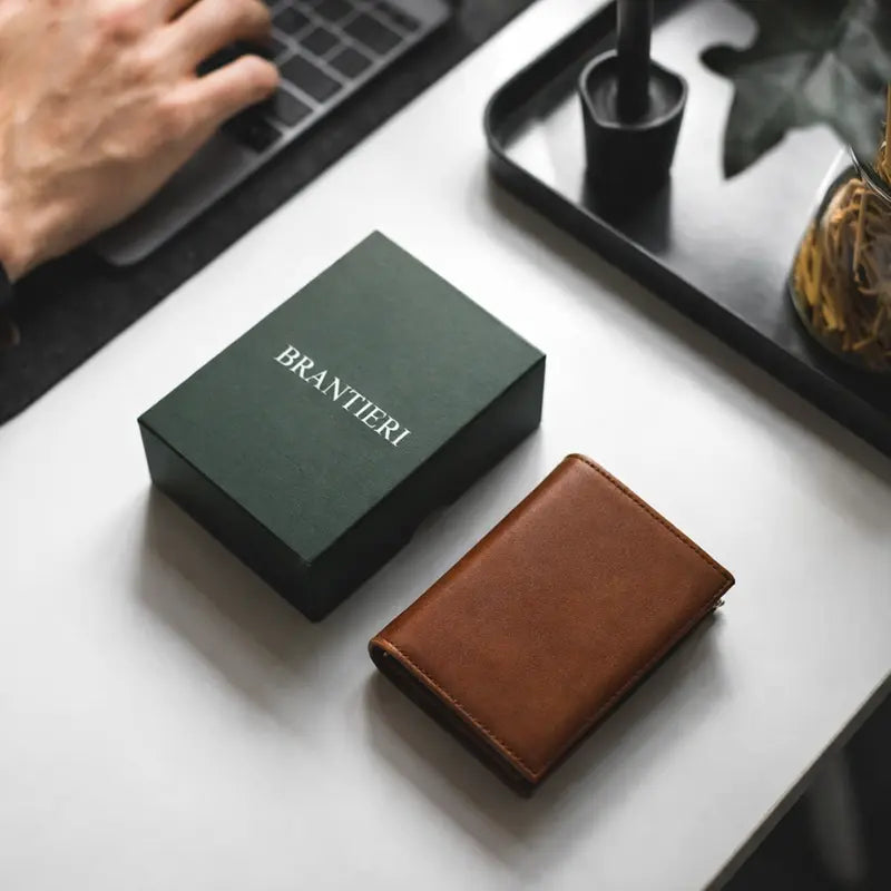 cartera marrón de cuero