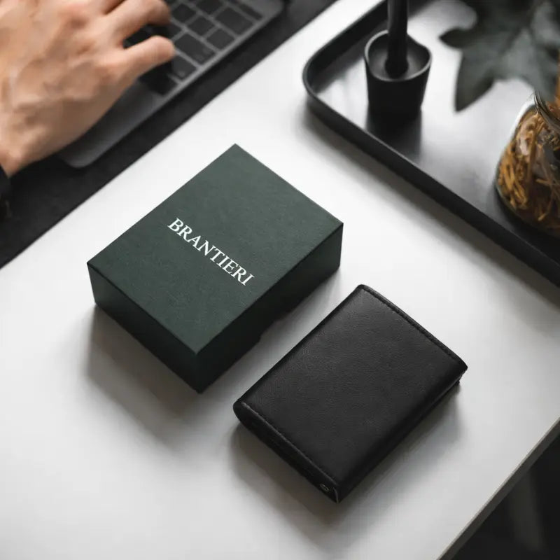 cartera negra de cuero